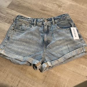 Pacsun Light Wash Mom Short (Women’s size 26)